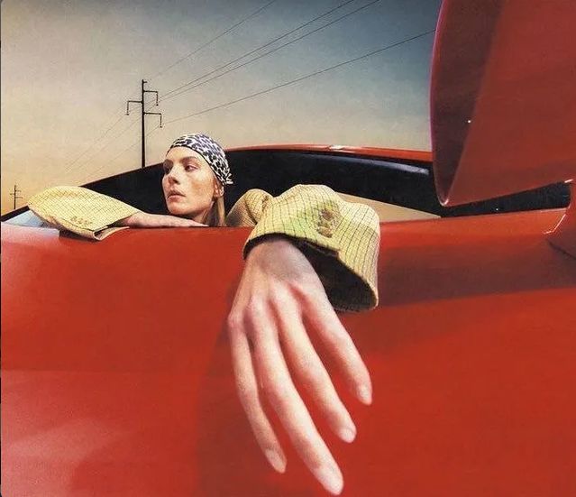 Editorial Aufnahme rotes Auto
