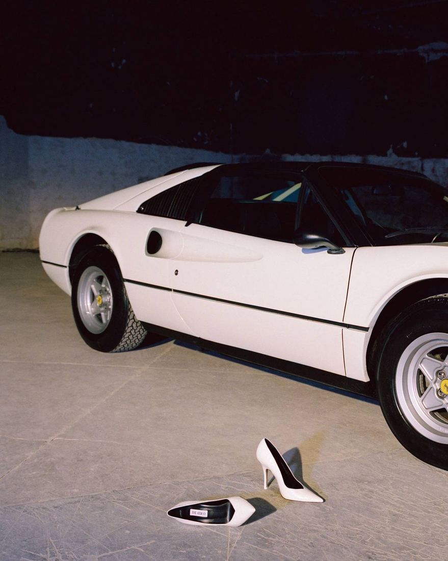 Weißer Ferrari mit High Heels