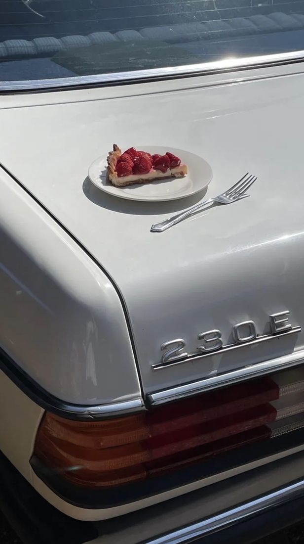 Kuchen auf Mercedes 230E